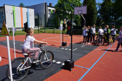 Uczniowie trenujący jazdę na rowerze. 
