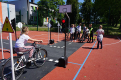 Uczniowie trenujący jazdę na rowerze. 