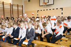 Uczniowie podczas uroczystej akademii z okazji Narodowego Święta Niepodległości.