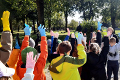 Uczniowie biorący udział w akcji "Sprzątamy dla Polski"