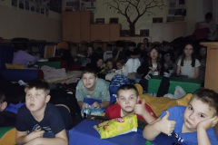 Uczniowie w czasie wspólnego oglądania filmu.