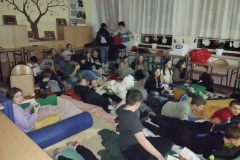 Uczniowie w czasie wspólnego oglądania filmu.